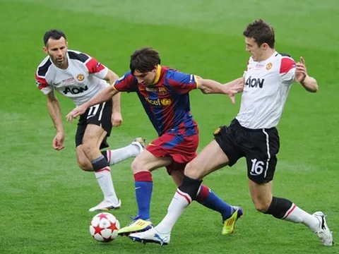 Mike Phelan so sánh Messi của hiện tại với mùa giải 2009