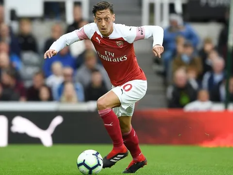 Kevin Campbell: "Arsenal nên bán Ozil"
