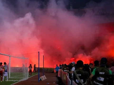 Khán giả quá khích nhuộm đỏ khán đài bằng pháo sáng: Án lệ… và tiền lệ