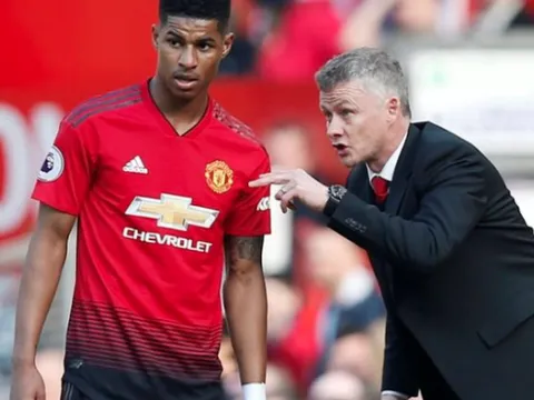 Khi M.U thủng lưới, HLV Solskjaer tức giận với 1 cái tên ngay trên sân
