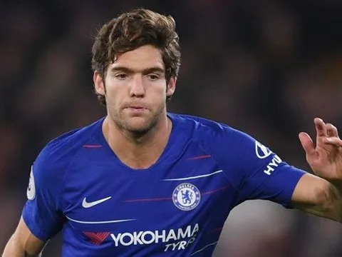 Khó tin, thủ môn số 3 còn xỏ háng qua được Marcos Alonso