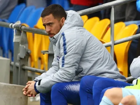Khởi động kĩ càng, Hazard hụt hẫng thấy rõ khi bị Sarri "ém" lên ghế dự bị