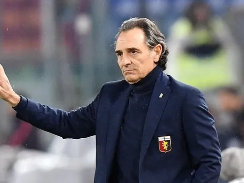 Không bị sa thải, cựu HLV Azzurri cười tươi khi rời phòng họp