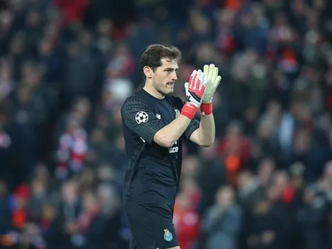 Không phục Liverpool, Casillas có hành động "thâm thúy" sau trận