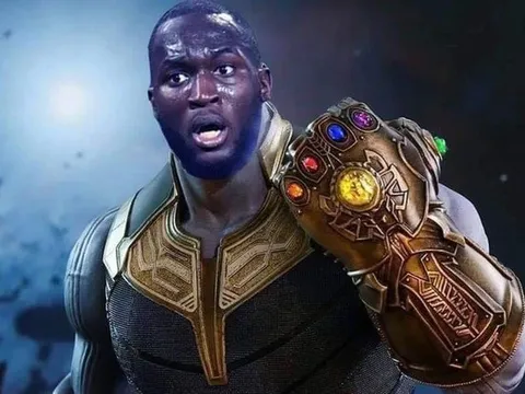 Khủng khiếp! Lukaku bật 'Thanos mode', húc văng đội trưởng Chelsea khỏi sân