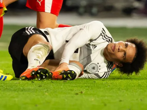 Khủng khiếp, Sane suýt gãy chân sau một pha 'triệt hạ' của đối thủ