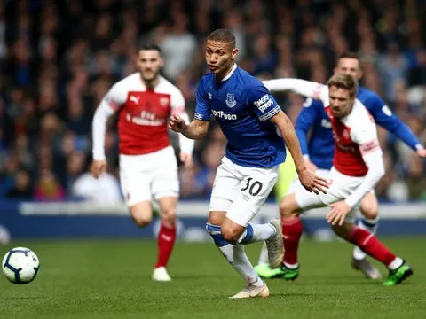 Fan Arsenal: "Cậu ta thi đấu như ông già 80 tuổi"