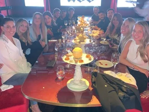 Sau đại thắng Champions League, dàn sao mở tiệc tưng bừng chúc tụng trụ cột đội nhà