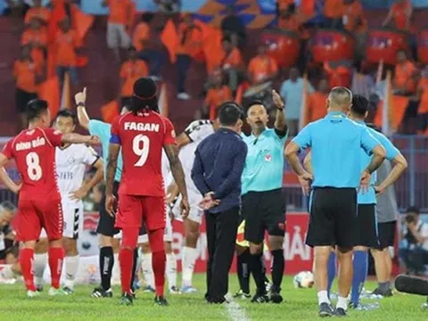 Lạ lùng trọng tài V-League: Liên tiếp rút nhầm thẻ đỏ