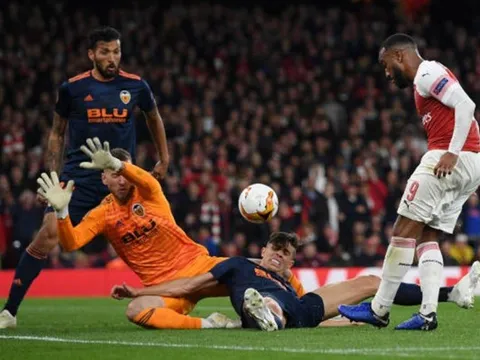 Lacazette vẫn bị CĐV chỉ trích dù lập cú đúp