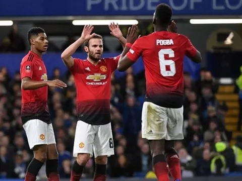 Làm khách ở Old Trafford, Barca tiện thể "cuỗm" luôn sao Man Utd