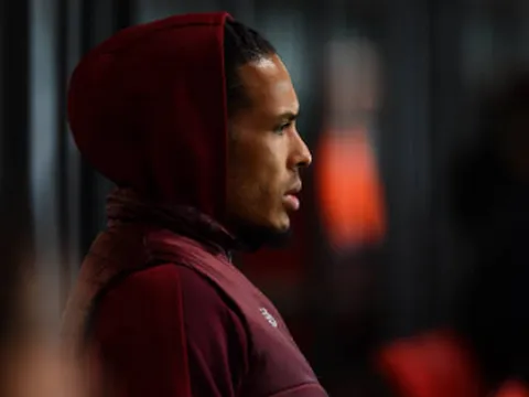 Làm khán giả, Van Dijk vẫn tạo dấu ấn cực lớn tại Anfield