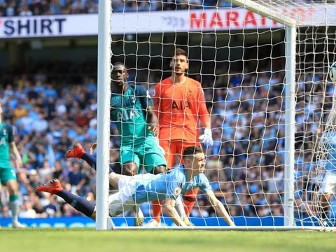 Làm tung lưới Tottenham, sao mai 18 tuổi đi vào lịch sử Man City