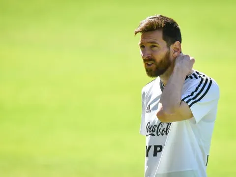 Lần đầu xuất hiện sau thất bại, đây là thái độ 'kỳ lạ' của Messi