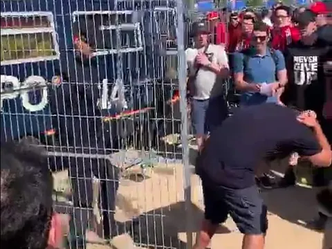 Láo nháo, fan Liverpool 3 lần 'ăn gậy' từ cảnh sát Tây Ban Nha