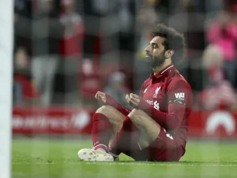 Lập cú đúp cho Liverpool, Salah đồng thời bị buộc tội "hạ sát"