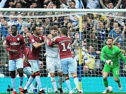 HLV trưởng chỉ đạo cầu thủ không phòng ngự để đối thủ ghi bàn