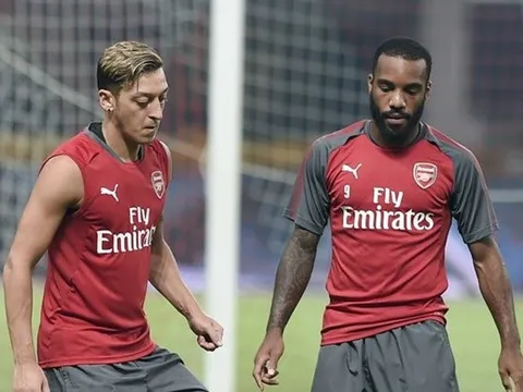'Lacazette và Ozil không vui khi bị thay ra'