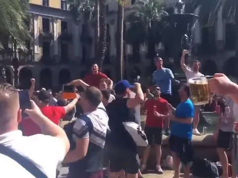 Liverpool chính thức lên tiếng về vụ hành hung tại Barcelona