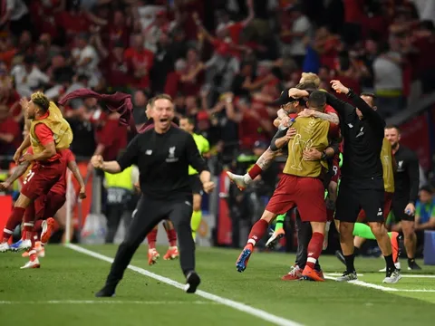 Liverpool lên ngôi tại Madrid vì từ bỏ... Rock