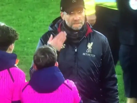 Liverpool mất ngôi đầu, Klopp trút giận lên một chú nhóc