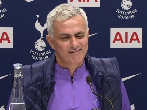 Liverpool quá mạnh, Mourinho làm điều không ngờ trong phòng họp báo