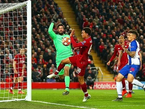Liverpool thoát phạt đền dù Alisson và Arnold 'chơi bóng chuyền' trong vòng cấm