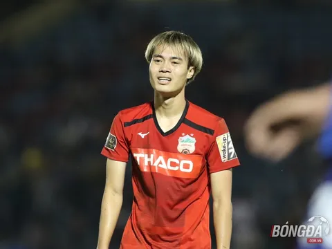 Văn Toàn quá "nhỏ bé" so với trung vệ Quảng Nam, bất lực nhìn HAGL thua thảm