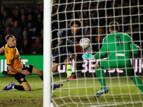 Thủ môn vỡ mũi sau cú sút khủng khiếp của Leroy Sane ở FA Cup