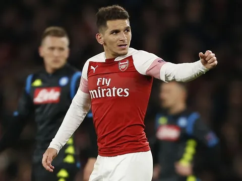Câu chuyện cảm động về chiếc áo Torreira cầm ăn mừng sau bàn thắng vào lưới Napoli