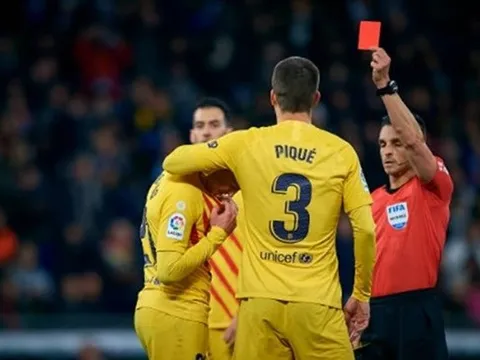 Luis Suarez nói gì về chiếc thẻ đỏ của De Jong?