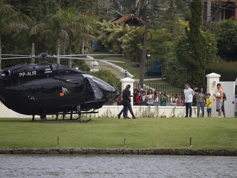 Neymar xuất hiện sang chảnh trên đất Brazil