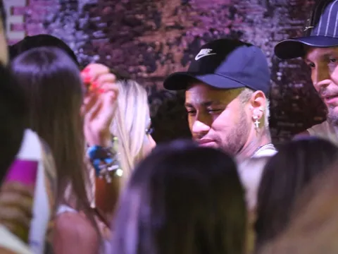 Mặc PSG triệu tập, Neymar vẫn vui vẻ đi quẩy