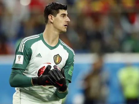 Mắc sai lầm khó đỡ, Courtois bị CĐV gọi là 'thảm hoạ' Karius