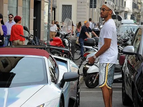Mặc tin đồn đến Trung Quốc, Aubameyang cực ngầu dạo phố với siêu xe
