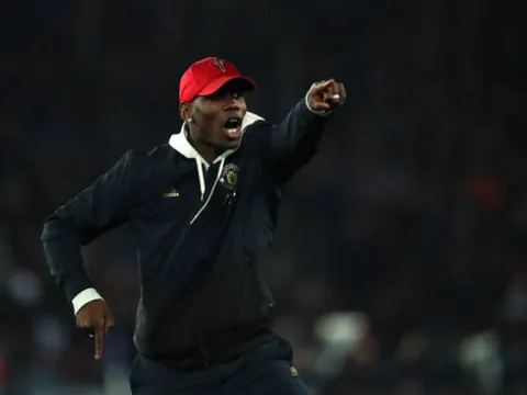 Man United đi tiếp và đây là hành động của Paul Pogba với CĐV