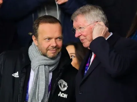 Man Utd 'tan đàn xẻ nghé': Chỉ có Chúa mới biết Ed Woodward đang nghĩ gì