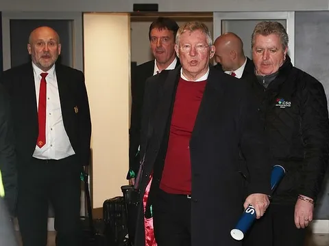 Sir Alex nở nụ cười tươi khi cùng Man Utd rời Paris