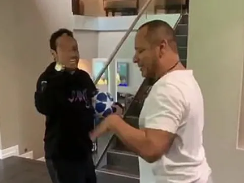 Mang bóng Champions League về nhà, Neymar bày trò 'hỗn' với bố