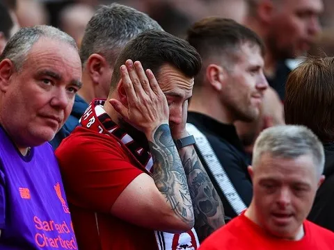 Mang cả áo Brighton đến sân, CĐV Liverpool vẫn phải ôm mặt nức nở
