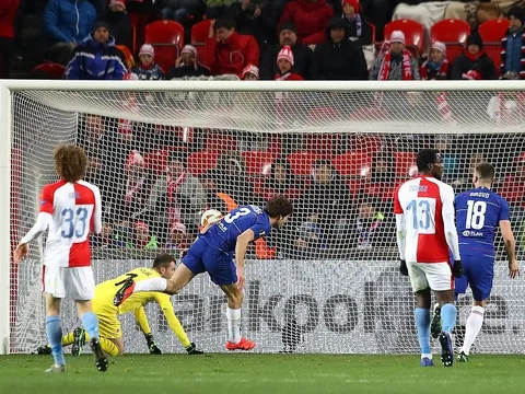 Marcos Alonso đột nhập vòng cấm và đánh đầu như Ronaldo