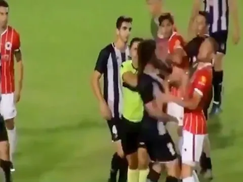 Ức chế sau thẻ đỏ, hậu vệ Argentina đấm 3 cầu thủ đối phương