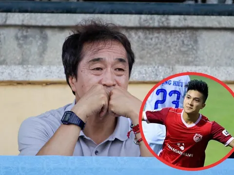 Martin Lo tiếp tục nhả đạn trong ngày trợ lý thầy Park dự khán