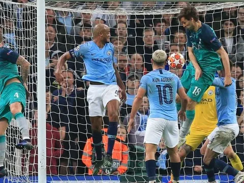 Massimiliano Irrati và Cuneyt Cakir tạo nên một đêm điên rồ với VAR