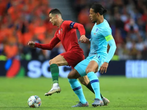 Mất chức vô địch, Van Dijk vẫn 'gạt giò' thành công Ronaldo