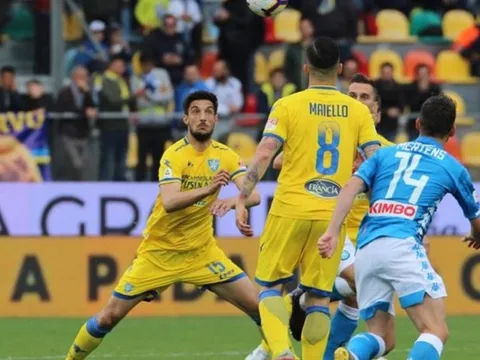 Mertens ghi bàn, Napoli đẩy Frosinone tiến gần đến Serie B