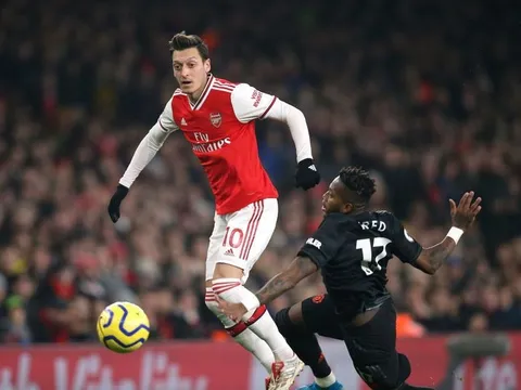 Chơi cực hay, Ozil hóa "máy chạy" cày nát tuyến giữa Man Utd ra sao?