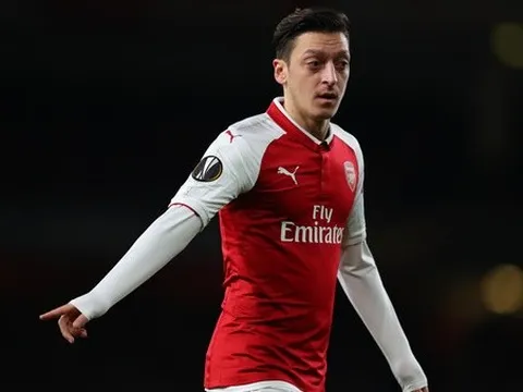 'Emery không tin tưởng Ozil...'