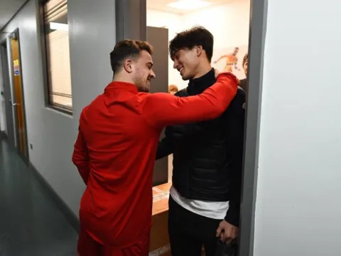 Minamino đỏ mặt khi bị sao Liverpool "gạ gẫm"