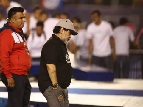 Một năm tại Mexico, "Cậu bé vàng" Maradona đã thành 'Cậu bé bạc'